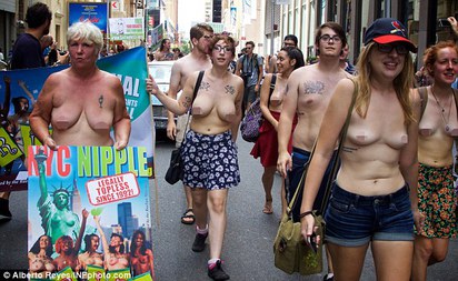 支持時報廣場裸女! 百人上空抗議 | 上百人赤裸上身，支持女性袒胸權(每日郵報)