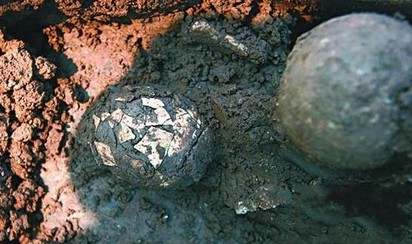 驚見漢朝雞蛋! 陪葬2千年一碰就破 | 埋了2千年的雞蛋非常脆弱，稍微觸碰就會碎裂(翻攝網路)