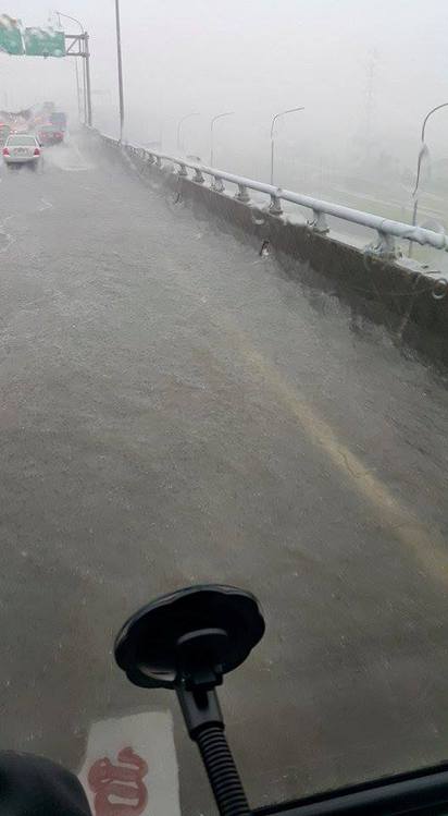 大雨猛下「橋變河」 網友:可以泛舟了 | 65快速道路土城路段橋面嚴重淹水