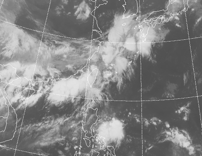 副高伸展季風退 | 圖: 29日8時紅外線衛星雲圖顯示，「季風低壓」雲系從南海經台灣至東海，其上有對流胞消消長長，台灣的「海陸風環流」也扮演激發對流的作用，使得「對流胞」的發展，活躍且多變，必需充分利用遙測 (雷達、衛星、落雷) 資料來發布「即時預報(nowcast)」，民眾也要隨時注意氣象局最新的訊息及特報。