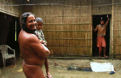 他對衣服過敏! 全裸活過活40年… | 村民們對於巴曼生活方式，都已見怪不怪(翻攝每日郵報)