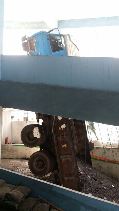 驚! 台北魚市車道塌 砂石車從2樓掉落 | 