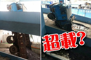 驚! 台北魚市車道塌 砂石車從2樓掉落
