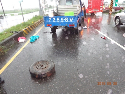 台南大雨 貨車夫婦追撞2車慘死 | 