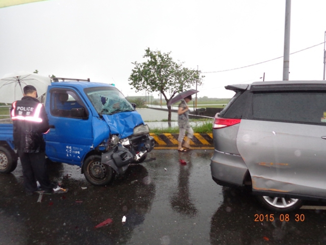 台南大雨 貨車夫婦追撞2車慘死 | 華視新聞