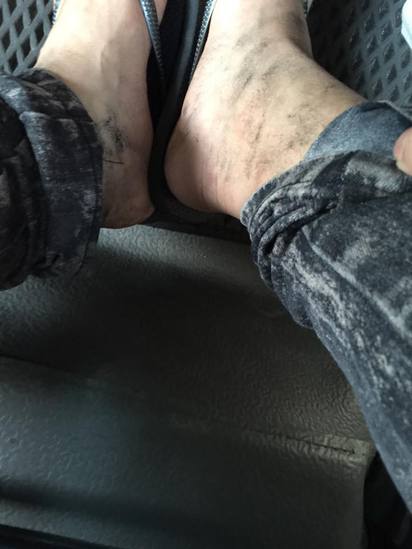 黑粉染的嗎? 正妹買的褲子一擦就.. | 而且穿在身上，腳踝也都沾滿黑粉。