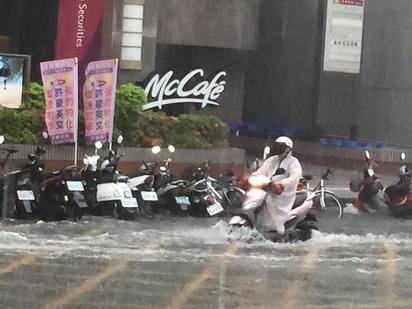 鋒面到! 全台18縣市發布大雨特報 | 雲林縣斗六火車站前，瞬間大雨造成路面積水。