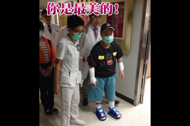 【華視最前線】塵爆傷者出院 靠自己力量「走出醫院」 | 華視新聞