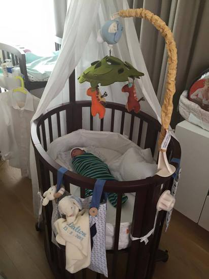 徐若瑄兒出院 新手媽忙到忘了刷牙 | vivian兒子出院，躺在嬰兒床上。