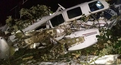 阿湯哥新片墜機 2死1傷摔成廢鐵 | 阿湯哥拍攝新片用的輕航機昨天墜毀，造成2死1傷。翻攝英國衛報