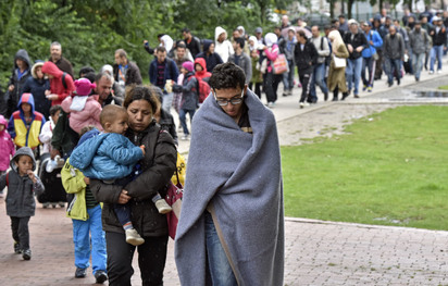 德國恢復邊境管制 歐盟力挺:合法！ | 圖為敘利亞難民從德國火車站魚貫前往收容所。(美聯社)