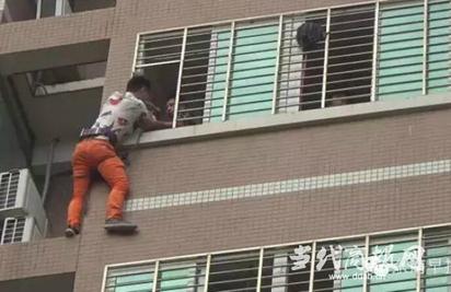 女偷情男友突回家 小王躲陽台下不來 | 消防人員利用高空繩索幫他。