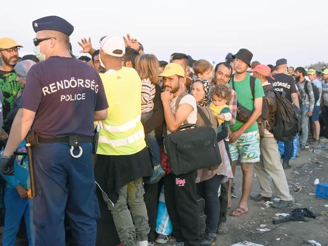 【華視最前線】匈牙利關邊界搭刺網 難民全哭了！ | 華視新聞