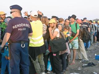 【華視最前線】匈牙利關邊界搭刺網 難民全哭了！