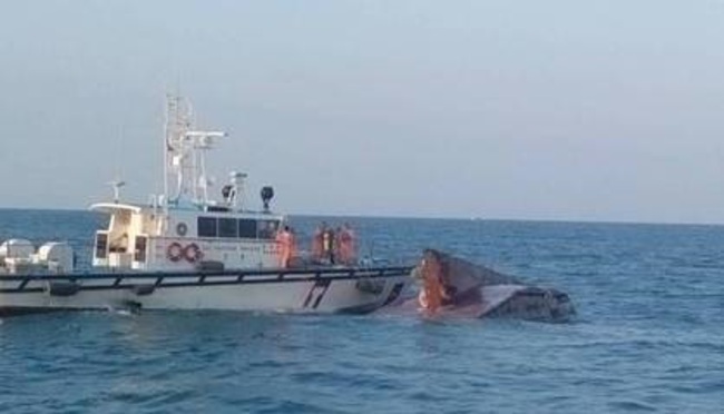 基隆漁船遭撞翻覆 9船員新竹外海失蹤 | 華視新聞