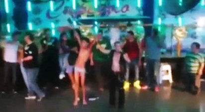 墨西哥夜店玩過火 男女口交影片瘋傳 | 主持人邀現場自願者上台。