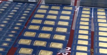 詐騙台灣人10億元 黃金堆滿信義豪宅 | 滿桌的黃金，共200塊。