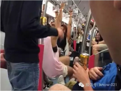 high過頭? 外國人把上海地鐵當夜店 | 2名女子拉吊環練臂力。