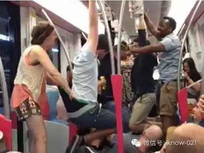 high過頭? 外國人把上海地鐵當夜店 | 女子拉同伴內褲。