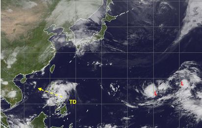 【老大洩天機】季風吹老虎藏 | 圖:1日7時紅外線衛星圖顯示，熱帶低壓在菲律賓東方海面，未來將通過菲律賓進入南海，往海南島方向前進，過程中是有機率發展成颱風的，但對台無影響。 關島東方海面也有熱帶擾動雲系在蘊釀發展，也有形成颱風的趨勢，但距離很遠，可以慢慢觀察。大陸華中延伸至華南的鋒面雲系很弱，向東移動，明晨掠過北部海面。