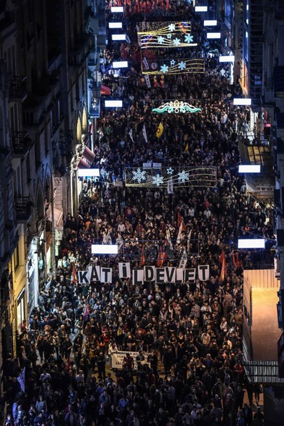 【華視搶先報】土耳其爆炸案 民眾上街抗議「國家是兇手」 | 爆炸案發生後上萬民眾走上街頭抗議(翻攝法新社)