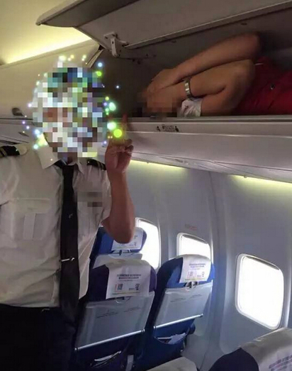 昆明空姐已哭 新進人員都要被... | 昆明航空新進空姐會被安全人員塞進機艙行李架。
