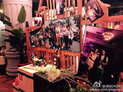 劉畊宏又裝熟 但這次踢到鐵板了... | 劉畊宏在上海的「J Café」佈置放滿周杰倫的照片，連名字也讓客人以為是周杰倫開的。翻攝JINGYOYO微博