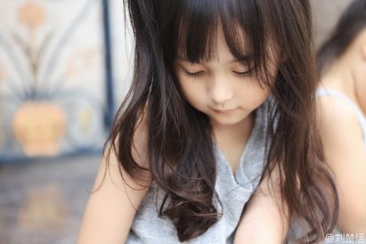 萌萌der 5歲小蘿莉獲封全球最年輕美女 | 恬恬的眼睫毛長。
