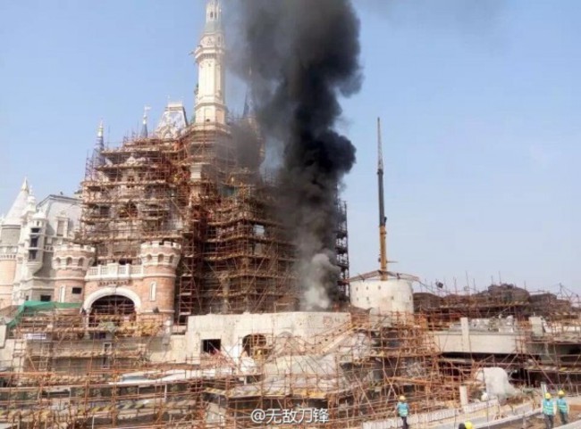 上海迪士尼城堡冒煙! 焊接引發火勢 | 華視新聞