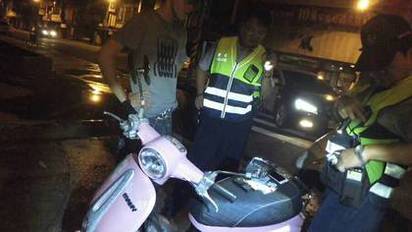 2台客騎粉色水鑽機車 8員警包抄GG了... | 
