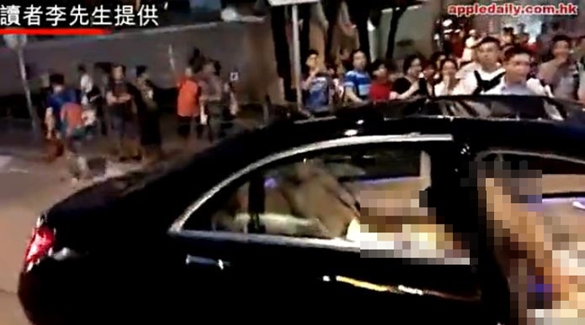 男子跳樓插進賓士天窗 駕駛一秒跳車! | 華視新聞