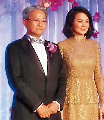 玉女彭雪芬媳婦熬成婆 身家2.95兆故事超勵志! | 丈夫吳東亮(左)和彭雪芬(右)的么兒娶媳婦。