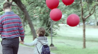 每個月升空的紅氣球 是金髮男孩的思念