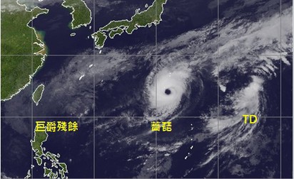 【老大洩天機】烟花即使形成也無影響 | 圖：22日16時紅外線衛星圖顯示，「薔琵」強度略增強，形成大眼颱，向東北東前進，都在洋面上，對陸地無威脅。其東側的熱帶性低氣壓，有發展為颱風的機率，未來行進方向也偏東北東，對任何地方也皆無威脅。台灣附近則仍受到「巨爵」殘餘及東北季風共伴，產生的雲系影響。