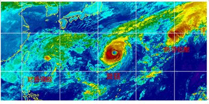 【老大洩天機】烟花形成不會了吧！ | 圖：23日4時紅外線衛星圖顯示，「薔琵」中度颱風，擁有大的「颱風眼」，向東北東逐漸加速離去。其東側的熱帶性低氣壓，轉變成「溫帶氣旋」的過程已開始進行，在東北側的雲系愈來愈厚實，將形成鋒面，不致發展成「颱風」。台灣附近的雲系主要還是「巨爵」的殘餘環流與東北季風所造成的，雲系不紮實，但在山區及迎風面的雨較明顯。