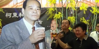 彰化大老闆告別式 5億跑車隊伍送行 | 陳秀菊在告別式音樂會舉杯代老公向出席親友致謝，泣不成聲。
