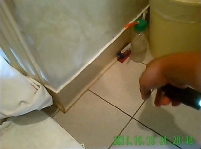 老公陷害?女毒蟲崩潰被逮:後天要生日! | 警方在廁所查獲安非他命吸食器。翻攝畫面