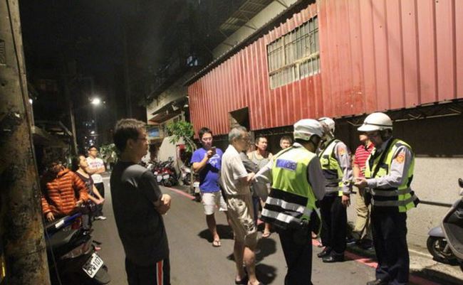 半夜狂偷開47張單 住戶包圍警:來陰的?! | 華視新聞
