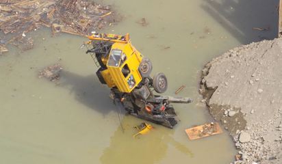 恐怖! 竹北工地連3坍塌 建商挖別處補地洞 | 第一次坍塌時掉入的吊車。