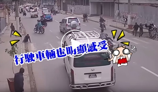 【華視最前線】南亞強震影片曝光! 行駛機車被震倒