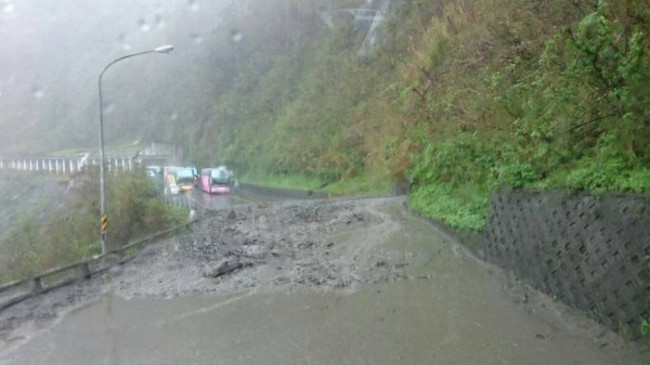 大雨不斷 蘇花公路坍方雙向封閉搶修 | 華視新聞