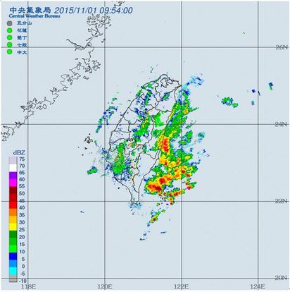 【老大洩天機】還有秋老虎 | 圖：9時54分雷達回波合成圖顯示，台灣東側的回波強度較強，最強的部分超過50dbz，加上東北季風，迎風面容易有大量降雨，西半部雖然有一些回波但是強度很弱，降雨不明顯。