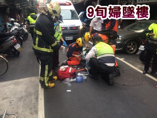 92歲婦人自家頂樓墜落 命危送醫 | 華視新聞