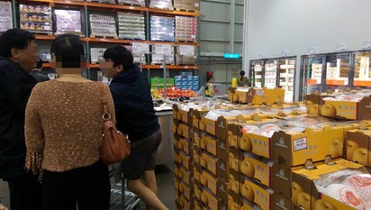 扯! 一家人逛賣場 包裝好的水梨這樣挑 | 網友稱這家人挑選的過程，討論的很開心。