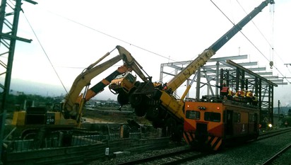 台鐵電車線斷落 4500人受影響 | 懸臂組、吊掛線部份受損。翻攝fun台鐵臉書