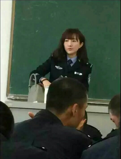 河南最美英語老師爆紅 校友:好想重修 | 女老師被學生偷拍。