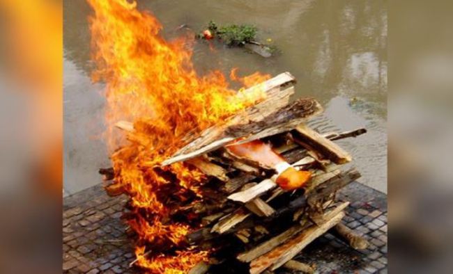 徘徊火葬場 印度男子偷燒烤屍體充飢 | 華視新聞