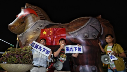 【馬習會】陳為廷等兩派人馬松機抗議　遭警隔離 | 抗議民眾製作大型木馬道具
