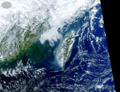 如上升2度或4度? | 圖：前天(11月8日) 13時42分衛星觀測所得臺灣地區的真實色影像，明顯已可見臺灣西部地區受到污染影響，空氣品質不佳，昨(9)日的污染，累積得更加嚴重，至昨晚東北風增強，空氣品質才得以改善。