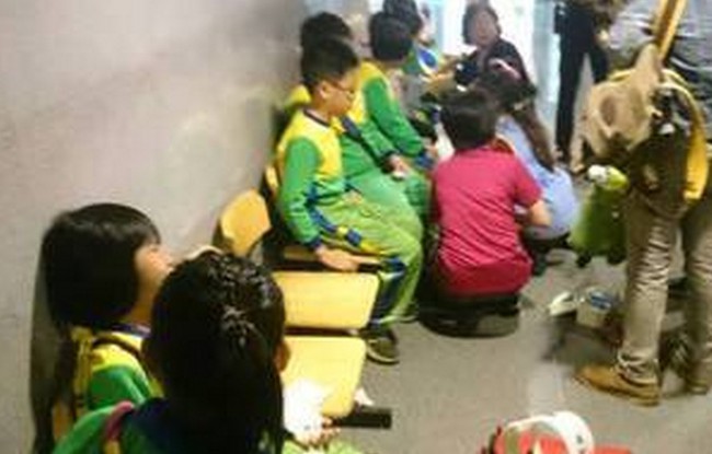 國小生參訪新北市府爆推擠 11名學童受傷 | 華視新聞